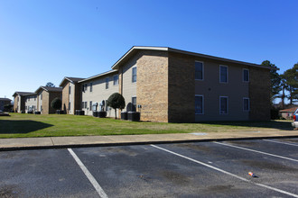 Saddlewood Apartments in Northport, AL - Foto de edificio - Building Photo