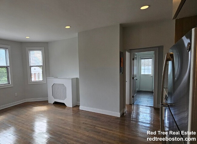 457 Centre St, Unit 302 in Newton, MA - Foto de edificio - Building Photo