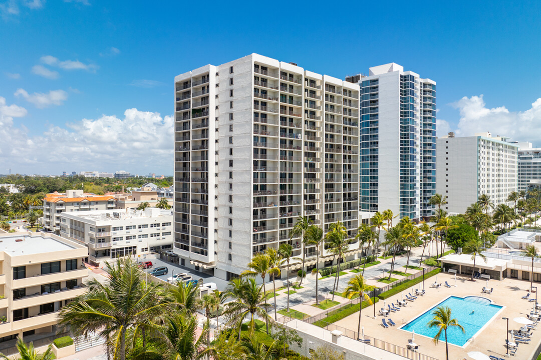 Oceanfront Plaza in Miami Beach, FL - Building Photo