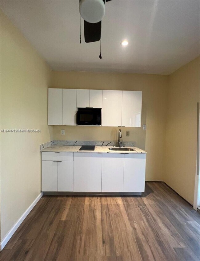 18401 NE 21st Ave in North Miami Beach, FL - Building Photo - Building Photo
