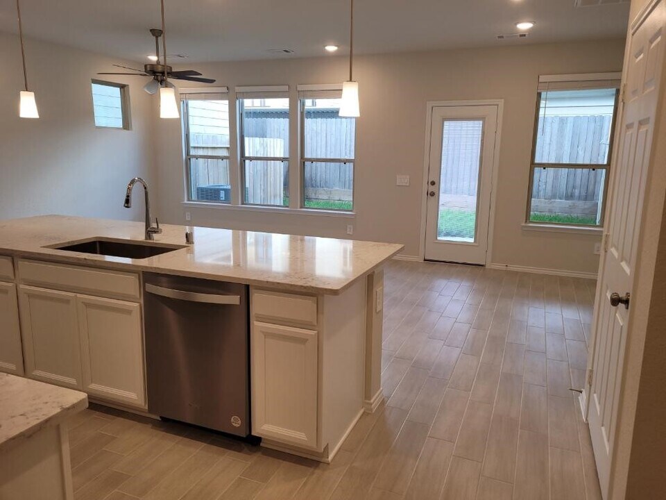 10323 Harmon Smith Dr. in Houston, TX - Building Photo