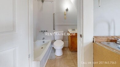 76 Court St in Bangor, ME - Foto de edificio - Building Photo