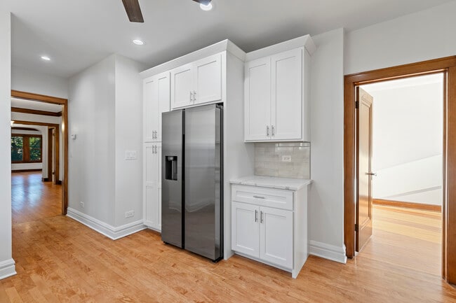 5851 N Virginia Ave, Unit 2 in Chicago, IL - Building Photo - Building Photo