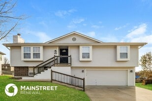 1609 Johnston Dr in Raymore, MO - Building Photo