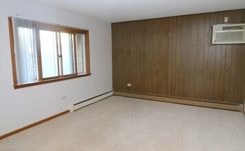 220 Griffing Ave in Woodstock, IL - Building Photo - Building Photo