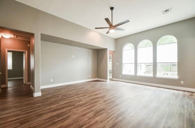 property at 18 E Knightsbridge Dr