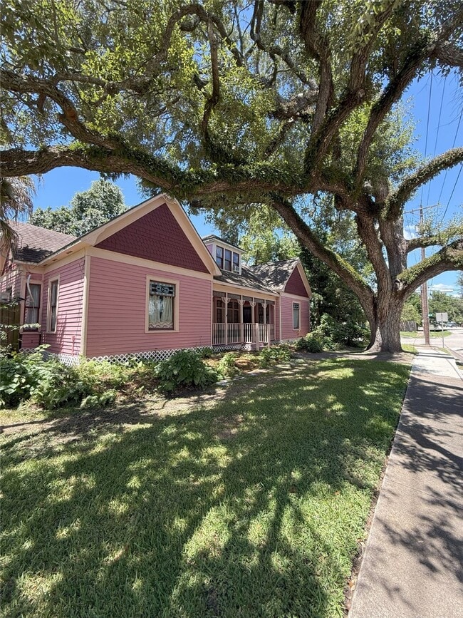 104 S Johnson St in Alvin, TX - Building Photo - Building Photo