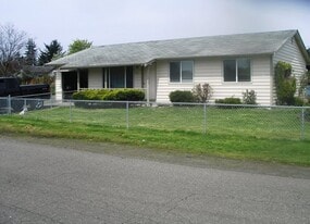206 E H St in Shelton, WA - Building Photo