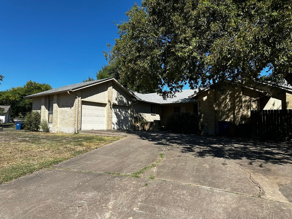 8201 Hood Cir-Unit -A in Austin, TX - Building Photo