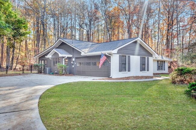 100 Brookwood Ln in Fayetteville, GA - Foto de edificio - Building Photo