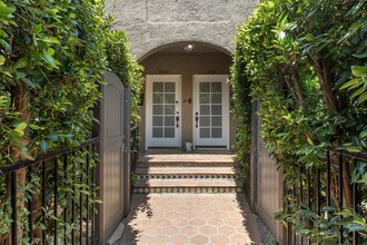 813 N Coronado St in Los Angeles, CA - Building Photo - Building Photo