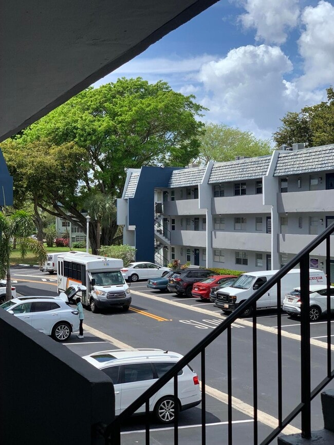 7887 Golf Cir Dr in Margate, FL - Building Photo - Building Photo