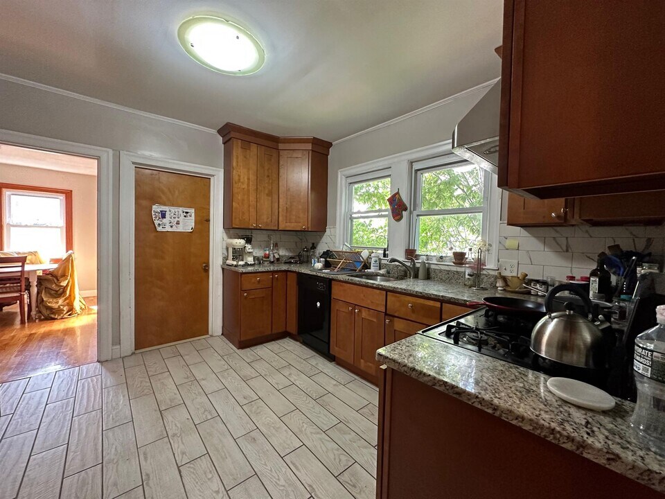 33 Hamlet St, Unit 2 in Somerville, MA - Building Photo