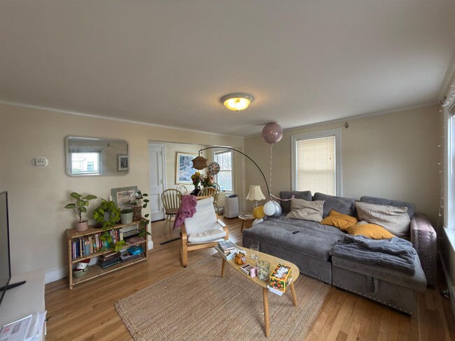 28 Linden Ave, Unit 1 in Somerville, MA - Foto de edificio - Building Photo