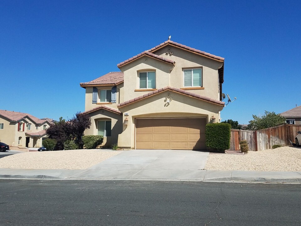 14867 Glen Hollow Rd in Victorville, CA - Foto de edificio