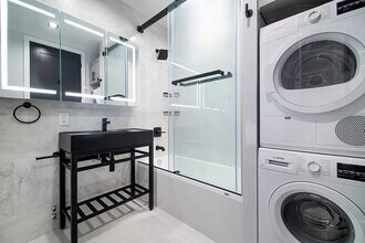 Large 1 bedroom with additional sleep loft in New York, NY - Building Photo - Building Photo