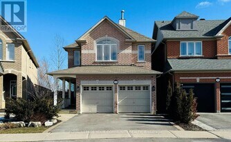 12 Pegasus Dr in Richmond Hill, ON - Building Photo