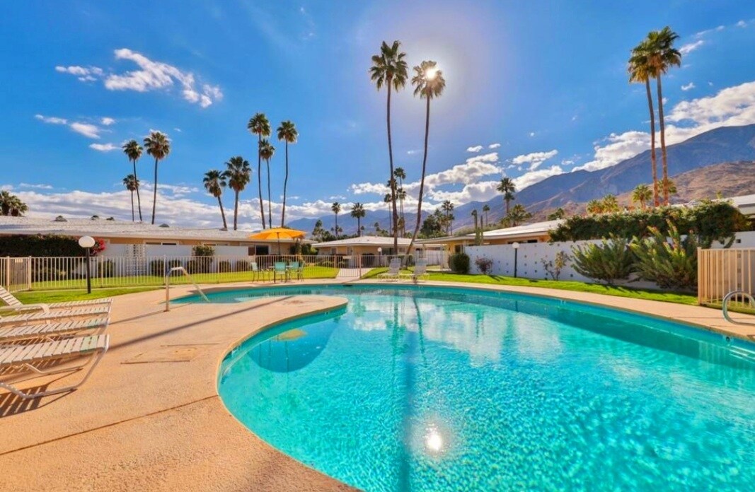 2220 S Calle Palo Fierro, Unit Canyon Country Club Colon in Palm Springs, CA - Foto de edificio