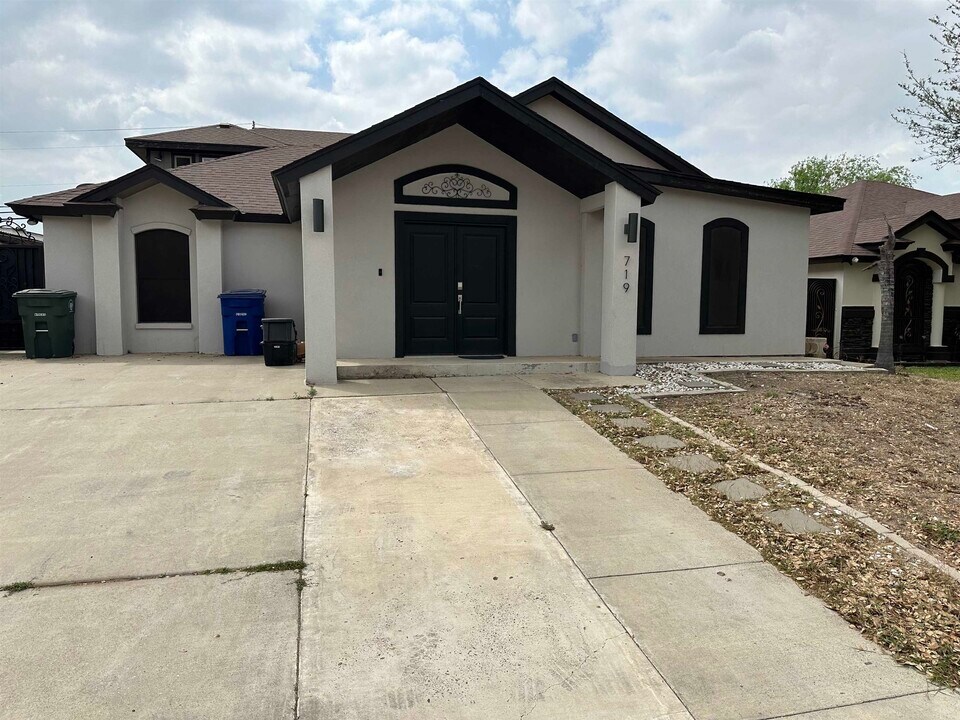 719 Oleander St in Laredo, TX - Building Photo