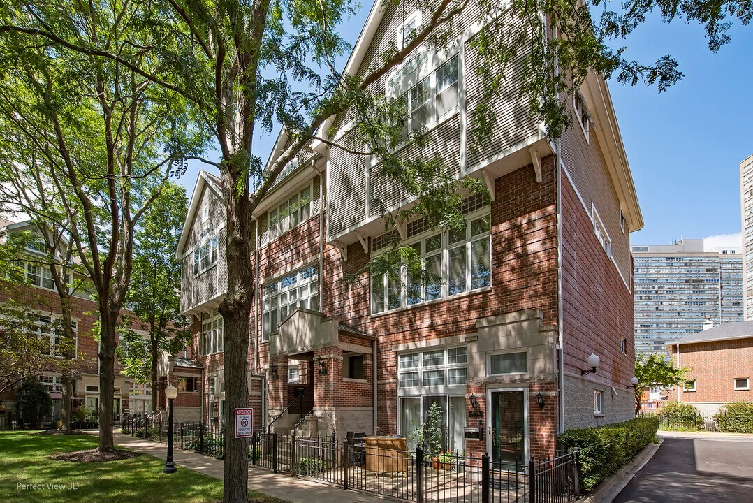 4930 S Cornell Ave in Chicago, IL - Building Photo