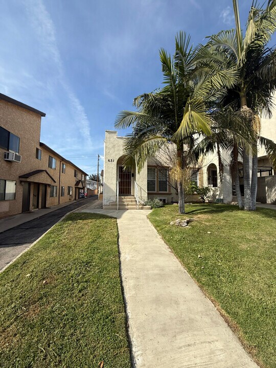 631 E Cypress Ave in Burbank, CA - Building Photo