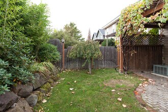 1807 Columbia St in Hood River, OR - Building Photo - Building Photo