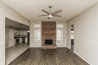 317 Glen Meadow Dr in Glenn Heights, TX - Foto de edificio - Building Photo