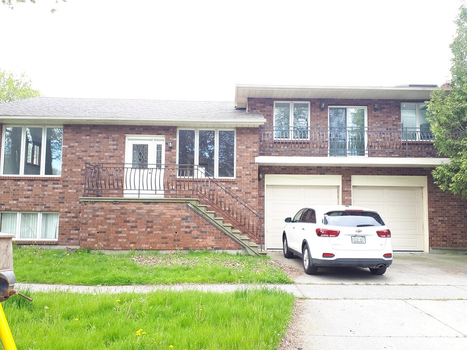 194 Christina St S in Sarnia, ON - Building Photo