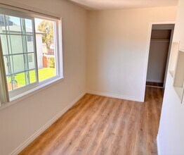 985 Valencia St, Unit Unit 4 in Costa Mesa, CA - Building Photo - Building Photo
