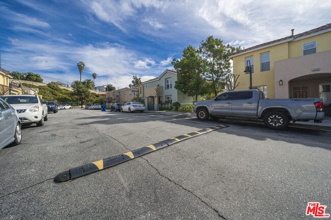 121 Cancion Way in Los Angeles, CA - Building Photo - Building Photo