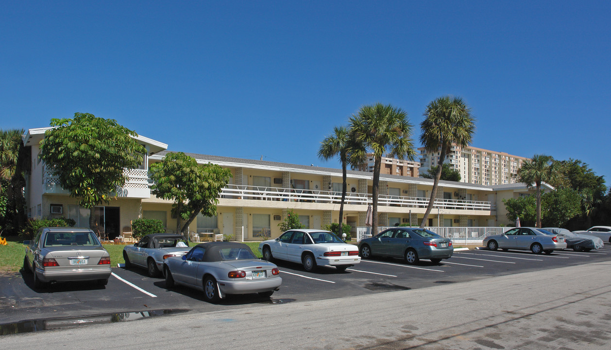 Deauville Manor Apartments in Pompano Beach, FL - Building Photo