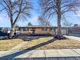 6638 S Logan St in Centennial, CO - Building Photo