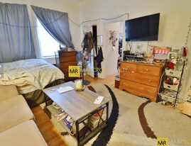 908 Beacon St in Boston, MA - Building Photo