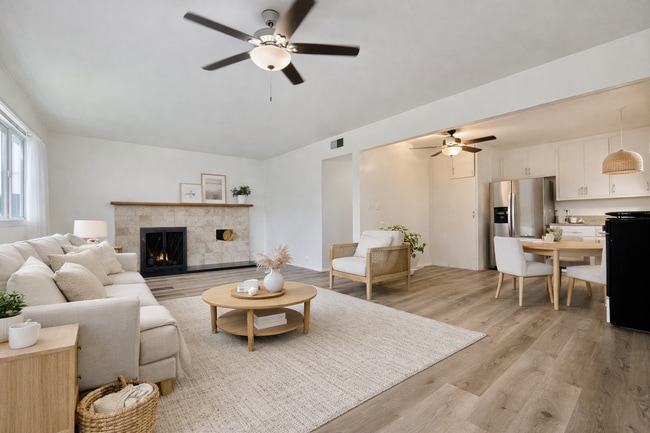 7712 Cypress Dr, Unit D in Huntington Beach, CA - Building Photo - Building Photo