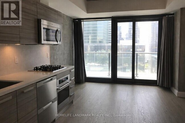 224 King St W in Toronto, ON - Building Photo - Building Photo