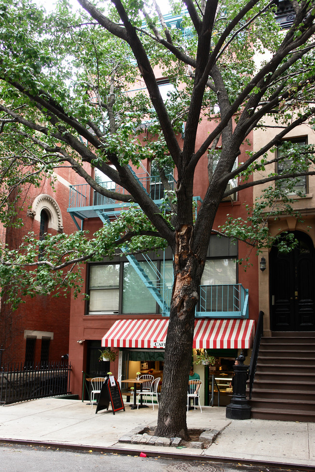 449 W 51st St in New York, NY - Foto de edificio - Building Photo