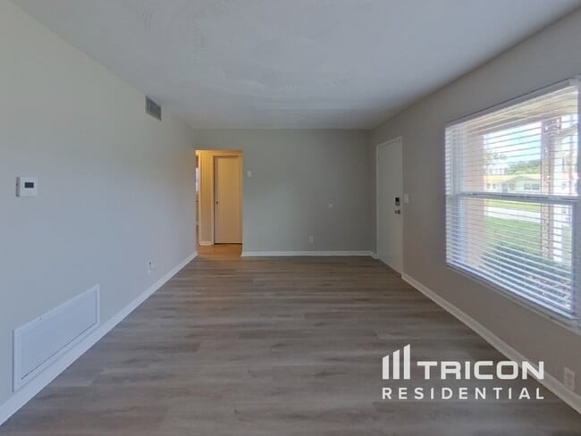 1475 Sandy Ln in Clearwater, FL - Building Photo - Building Photo