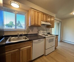 2111 SE Jackson St in Albany, OR - Building Photo - Building Photo