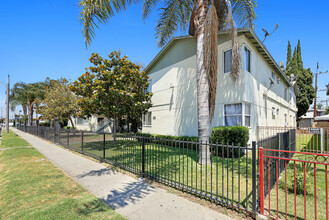 10748-10752 California Ave in Lynwood, CA - Building Photo - Building Photo