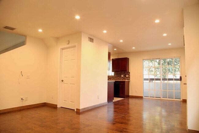 305 E Valencia Ave, Unit B in Burbank, CA - Building Photo - Building Photo