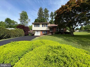 1213 Farmington Ln in West Chester, PA - Foto de edificio - Building Photo