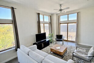 2124 E 6th St, Unit 311 in Austin, TX - Building Photo