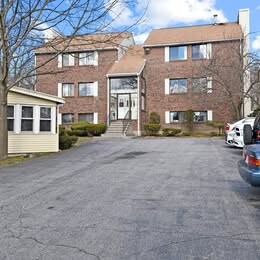 100 E Meadow Rd in Lowell, MA - Foto de edificio - Building Photo