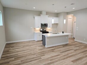8322 Curry Rd in Houston, TX - Building Photo - Building Photo
