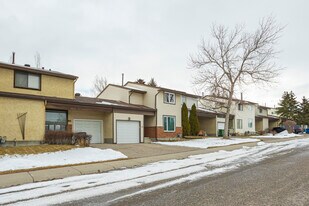 124 Silvergrove Hl NW in Calgary, AB - Building Photo