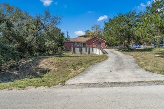 221 N Scenic Loop in Canyon Lake, TX - Building Photo - Building Photo