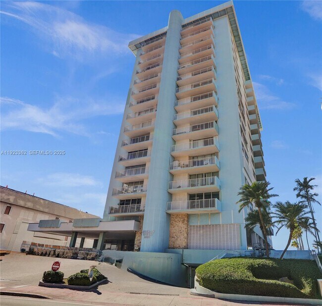 5838 Collins Ave in Miami Beach, FL - Building Photo - Building Photo
