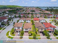 8751 NW 102nd Pl in Doral, FL - Foto de edificio - Building Photo