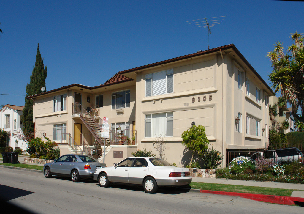 9205 Alcott St in Los Angeles, CA - Building Photo