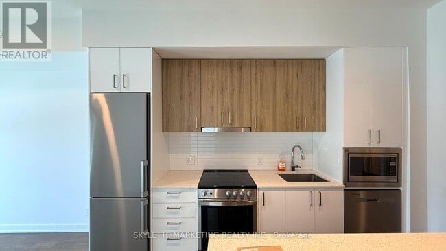 30 Upper Mall Wy in Vaughan, ON - Building Photo - Building Photo